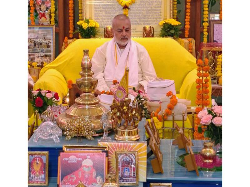 Mahaudrabhishek of Shravan month is opportunity to connect with Shiv: Brahmachari Girish

On the fourth and last Monday of the month of Shravan, the worship of Lord Shiv Shankar was completed in the auspicious presence of Ved Vidya Martand Brahmachari Girish ji, the head of Maharishi Mahesh Yogi Sansthan at Gurudev Bramhanand Saraswati Ashram located in the capital city Bhopal today and the Maharaudrabhishek Yagya was completed for more than three hours with the Vedic mantras of 121 Vedic Pandits. On this occasion, Brahmachari Girish ji said that 